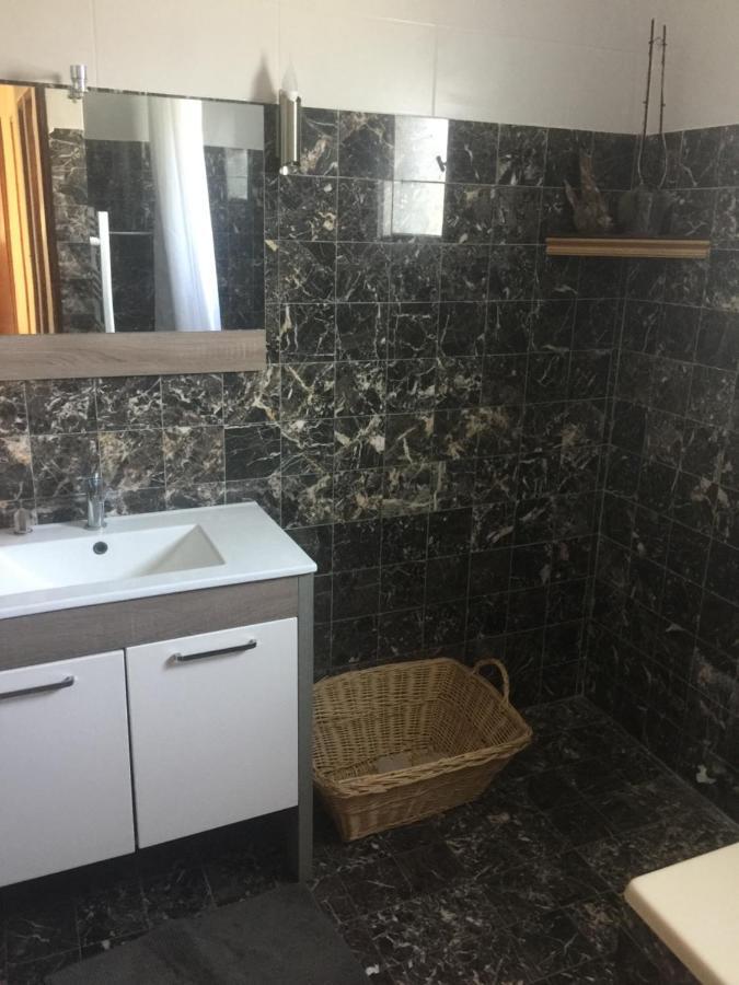 Chambre Pratique Avec Wc Et Vasque Attenant Du Rucher Naturaile มงตาญัค ภายนอก รูปภาพ